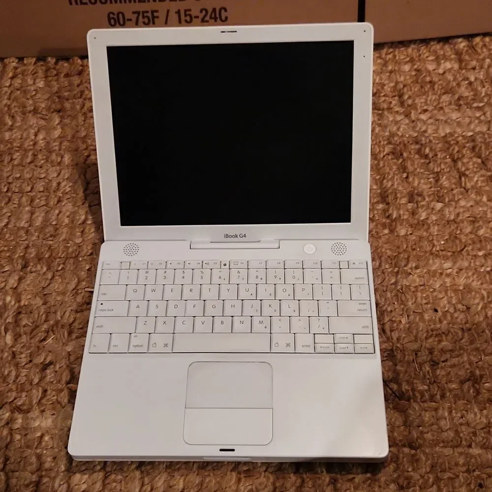 Apple IBook G4 Laptop Computer 12